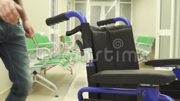 年轻人在医院的前提下移动轮椅视频的预览图