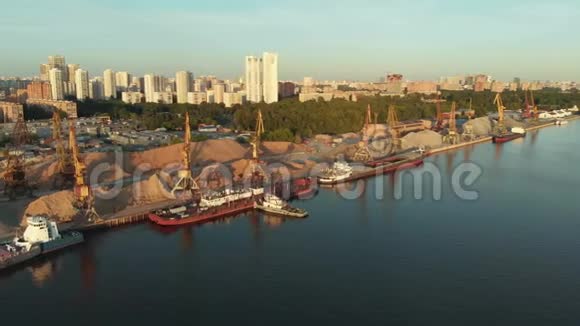 河港全景船队驳船停泊在河岸旁边的水中大波浪河景观视频的预览图