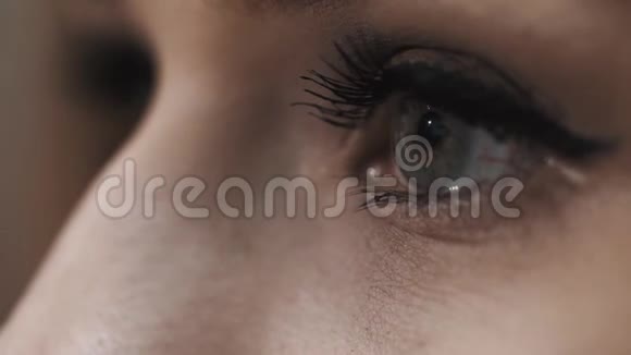 金发女人灰色的眼睛眨着黑色睫毛膏和眼线视频的预览图