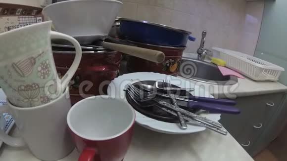 厨房里一堆脏盘子视频的预览图