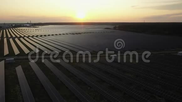 4太阳电池板的鸟瞰农场太阳能电池与阳光无人机飞越太阳能电池板视频的预览图