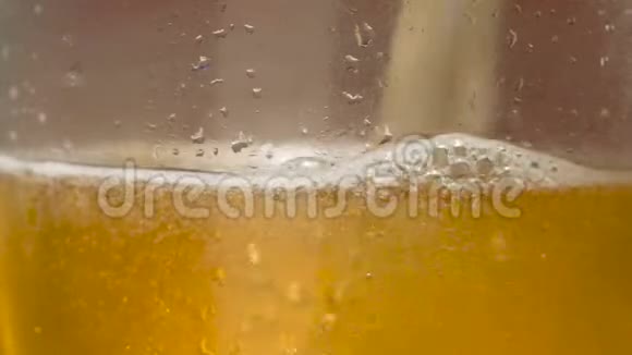在杯子里倒入极端的啤酒泡沫视频的预览图