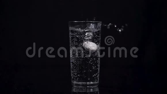 泡腾片缓慢地落在一杯水中视频的预览图