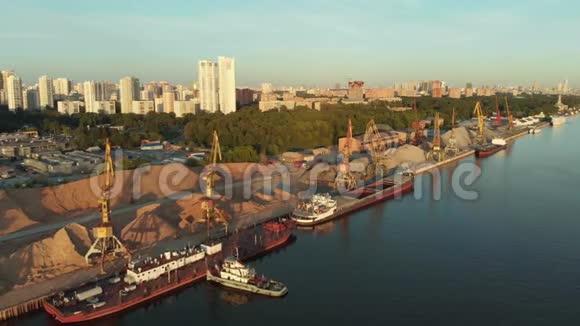 河港全景船队驳船停泊在河岸旁边的水中大波浪河景观视频的预览图