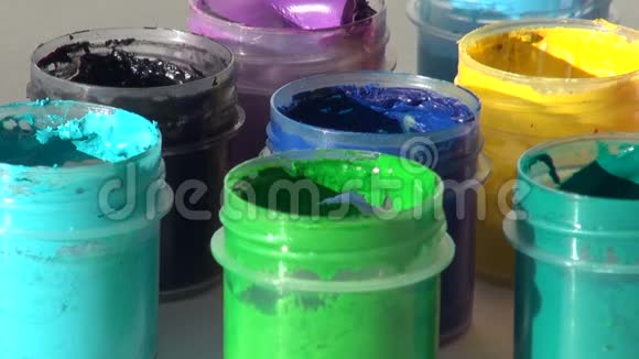 刷子浸在一罐浅绿色丙烯酸沟漆中视频的预览图