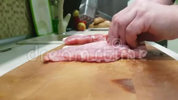 手男人在厨房里打肉视频的预览图