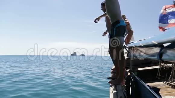泰国海上游客中从长尾船跳水的人青年男女视频的预览图