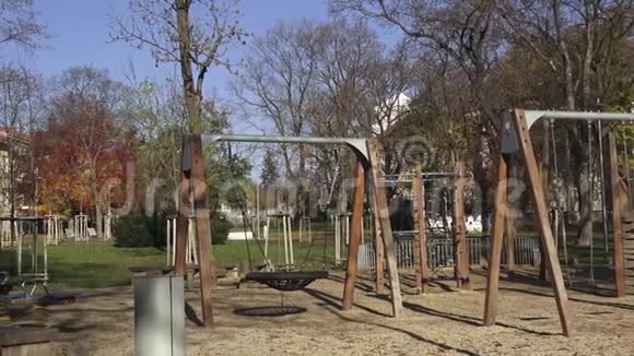 儿童游乐场活动在公共公园树木环绕视频的预览图