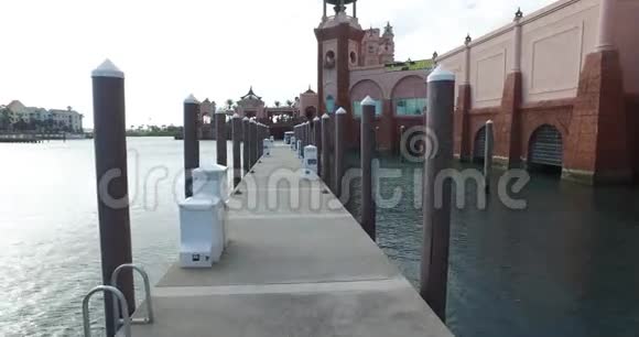 一座木桥在巴哈马河的水面之上的长廊视频的预览图