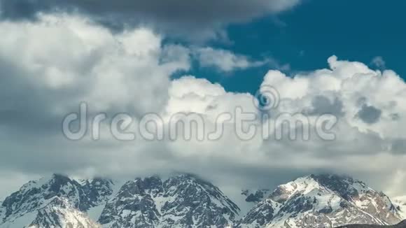 尼泊尔的山和云空中延时拍摄视频的预览图