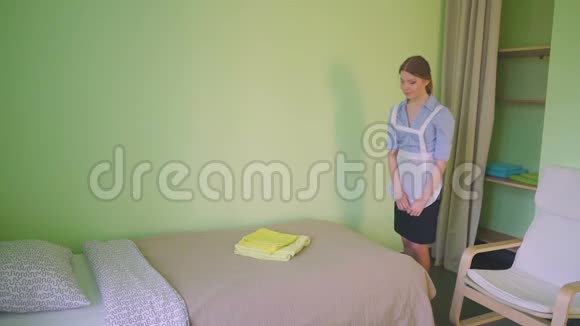女佣为酒店提供床位服务视频的预览图