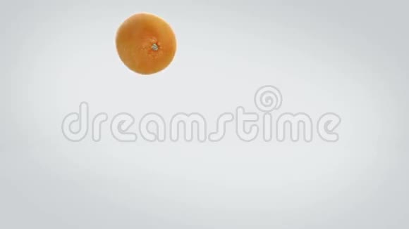 橙果蹦蹦跳跳的来站定了视频的预览图