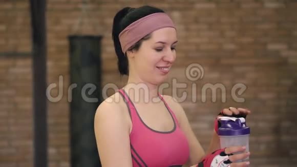 女人在健身后在健身房喝水视频的预览图