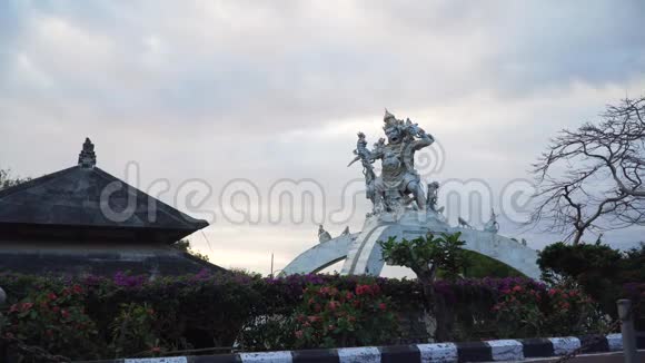 雕像上帝在普拉乌卢瓦图寺庙巴厘岛印度尼西亚视频的预览图
