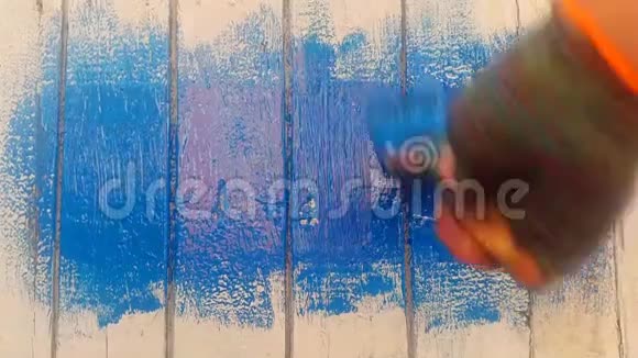 木板上的编号2018从蓝色油漆层下面出现视频的预览图