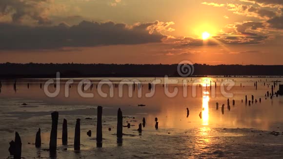 红日落在哈吉比河口上空视频的预览图
