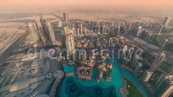 迪拜阿联酋2017年5月迪拜时间从BurjKhalifa观景点俯瞰玛丽纳区视频的预览图