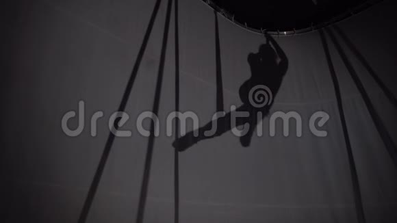 空中瑜伽教练在吊床上做了一项复杂的练习视频的预览图
