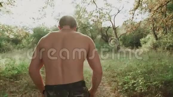 强壮的胡须战士在森林里奔跑4K视频的预览图