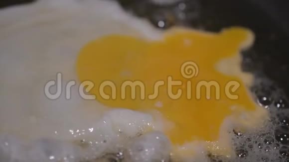 煎锅中的煎蛋宏观高清镜头慢镜头视频的预览图