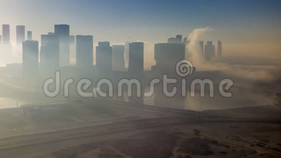 清晨阿布扎比街道尽头浓雾下的天空视频的预览图