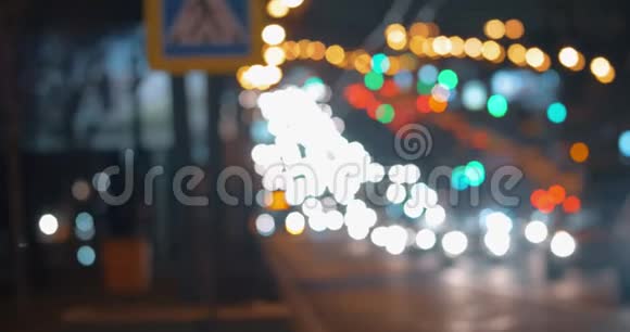 夜间城市交通和妇女带垫视频的预览图