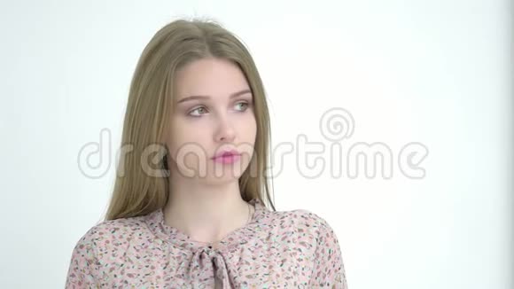 白人背景下年轻迷人的白人女孩肖像视频的预览图