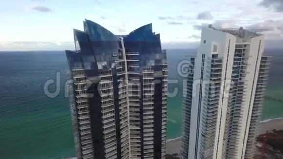 佛罗里达州迈阿密海岸线高镜墙摩天大楼4k空中无人机海景全景视频的预览图