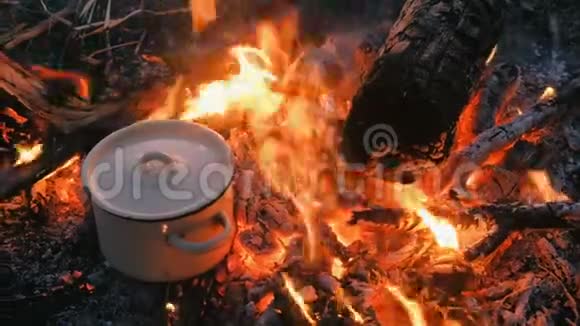 食物是在锅中的篝火上煮熟的视频的预览图