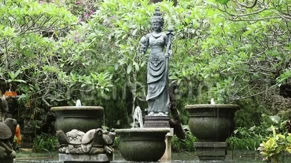花园里的池塘和雕像视频的预览图