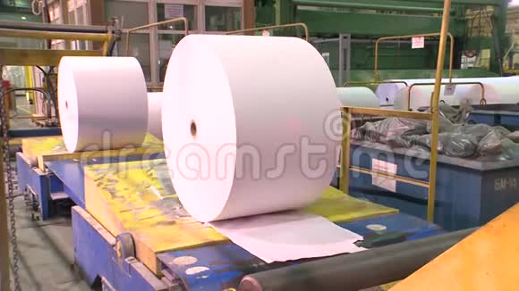 白色胶印纸卷运输造纸业视频的预览图
