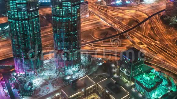 从迪拜市中心和世界上最高的建筑哈利法塔的摩天大楼空中俯瞰迪拜市区视频的预览图