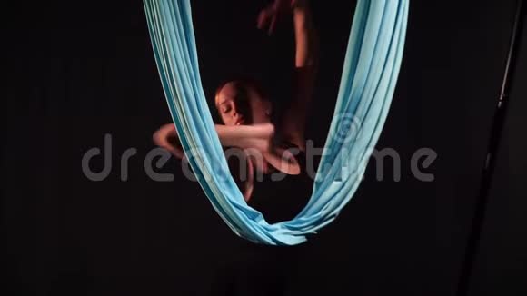 一个漂亮的空中瑜伽教练和吊床跳舞视频的预览图