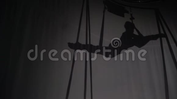 一个女孩在空中缠绕的剪影视频的预览图