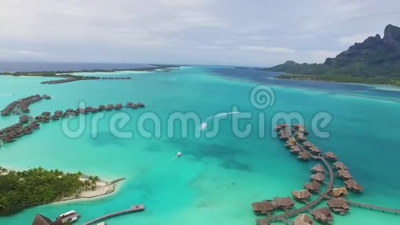 4k空中无人机全景海景水晶般清澈的绿松石海水热带波拉博拉岛法国视频的预览图