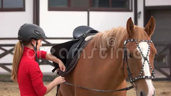 女骑手准备马鞍视频的预览图