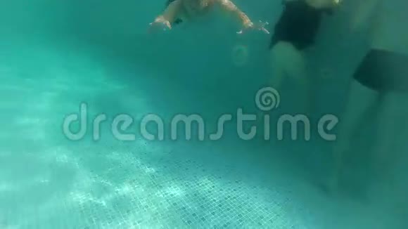人在水下游泳露出舌头视频的预览图