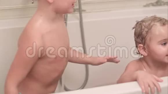 哥哥在洗澡时给弟弟洗澡视频的预览图