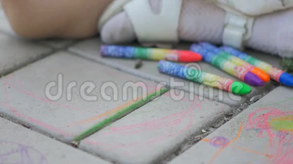 用儿童手在沥青粉笔上画画视频的预览图