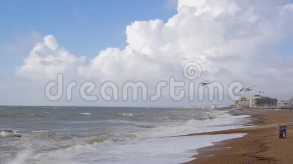 海滩景观和海浪在海上跳舞视频的预览图