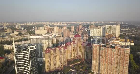 空中无人机飞行足迹在夕阳下用玻璃商务中心观看城市景观基辅欧洲4k视频的预览图