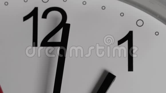 一张白色的钟面特写暗示着时间的流逝白色圆钟黑色阿拉伯数字视频的预览图