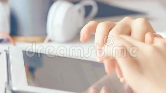 触摸平板电脑的年轻女性视频的预览图
