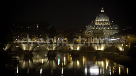 照亮圣彼得大教堂梵蒂冈城美丽的夜景视频的预览图