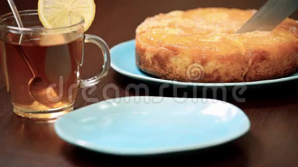 菠萝倒着蛋糕盘子里放着樱桃把一块菠萝蛋糕放在碗里视频的预览图