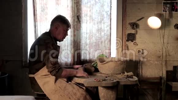 陶工的手做陶罐视频的预览图