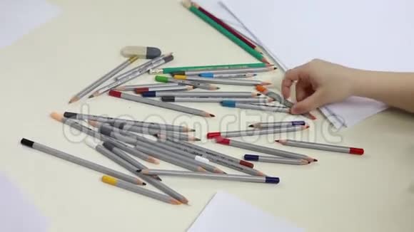 桌子上有许多彩色铅笔视频的预览图