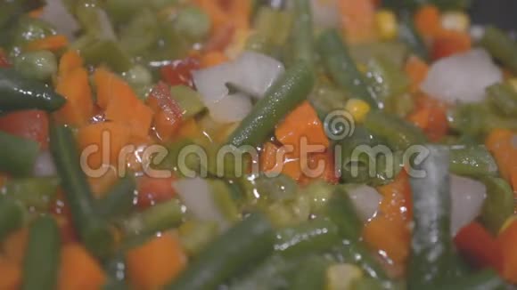 蔬菜在煎锅中烹饪为你的想法关闭慢镜头视频的预览图
