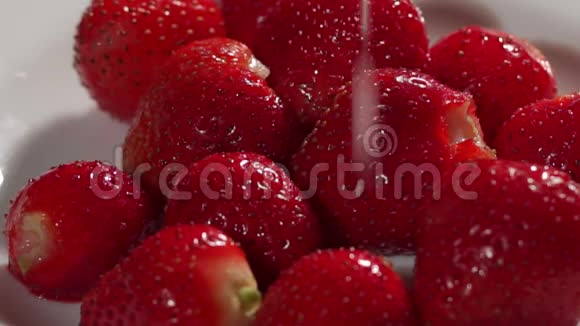 把酸奶倒入草莓上慢动作视频的预览图