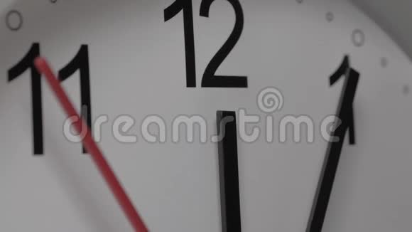 一张白色的钟面特写暗示着时间的流逝白色圆钟黑色阿拉伯数字视频的预览图